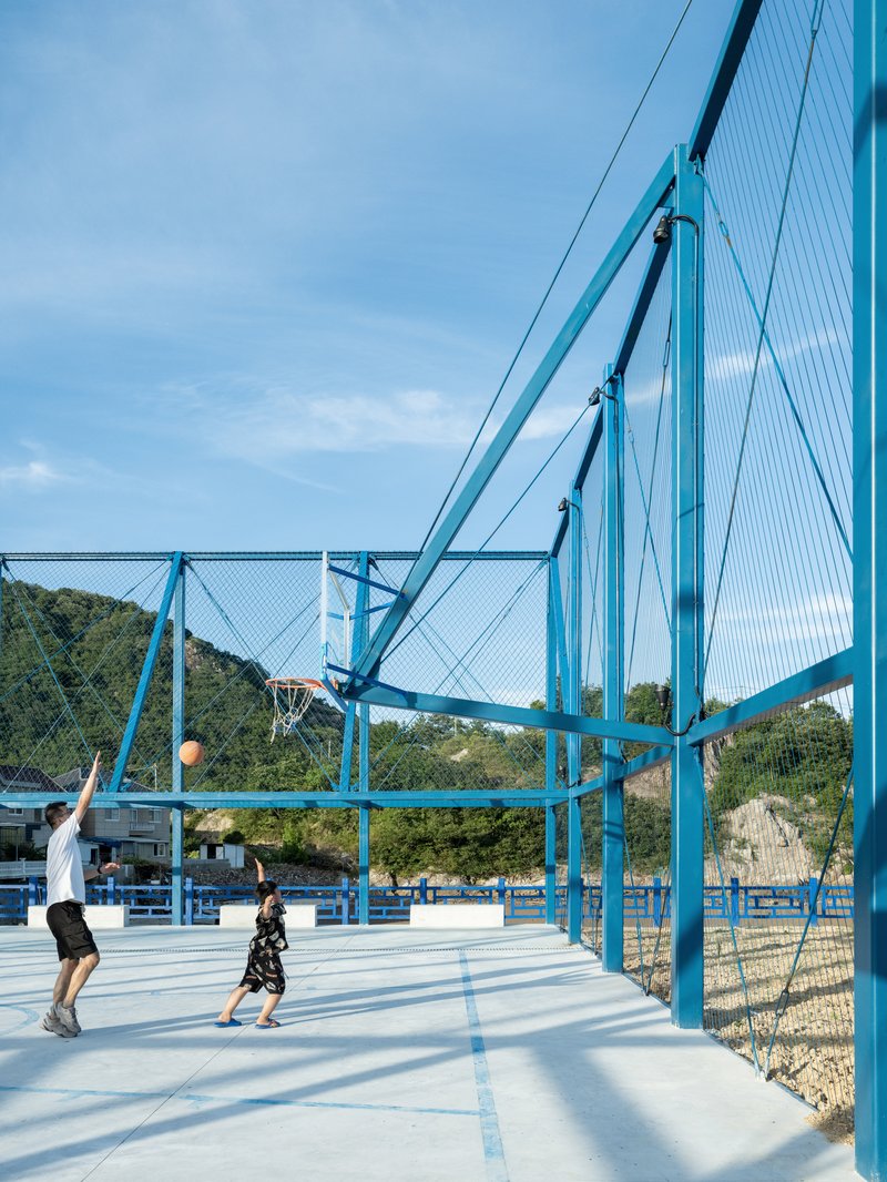 A Tela Cromática: 10 Quadras Vibrantes Ativando o Espaço Comunitário - Imagem 3 de 11