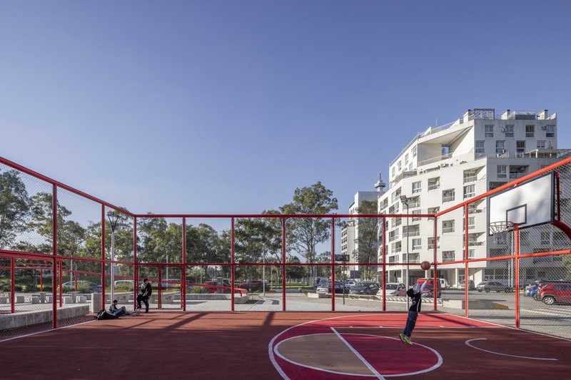 A Tela Cromática: 10 Quadras Vibrantes Ativando o Espaço Comunitário - Imagem 4 de 11