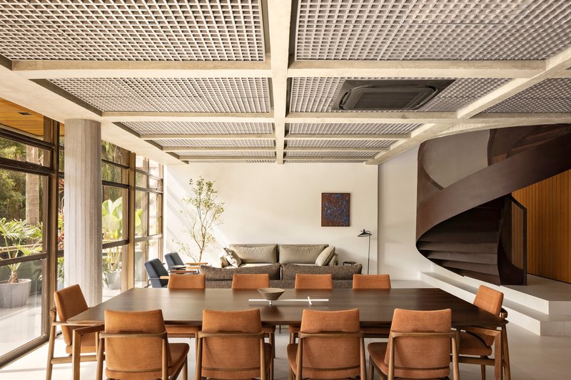 Apartamento Moiré / CODA Arquitetura - Fotografia de Interiores, Sala de Estar, Madeira, Mesa, Cadeira, Iluminação, Viga