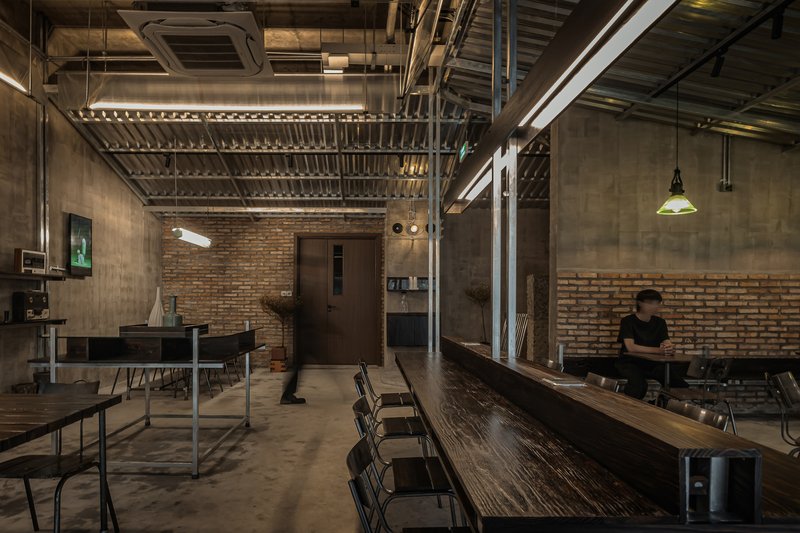 Café An Miên Lumière / xưởng xép - Fotografia de Interiores, Iluminação, Cadeira, Viga