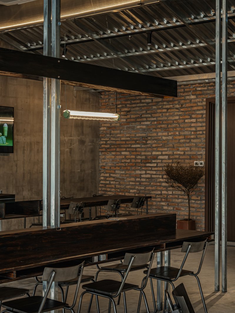 Café An Miên Lumière / xưởng xép - Fotografia de Interiores, Iluminação, Cadeira, Viga, Vidro