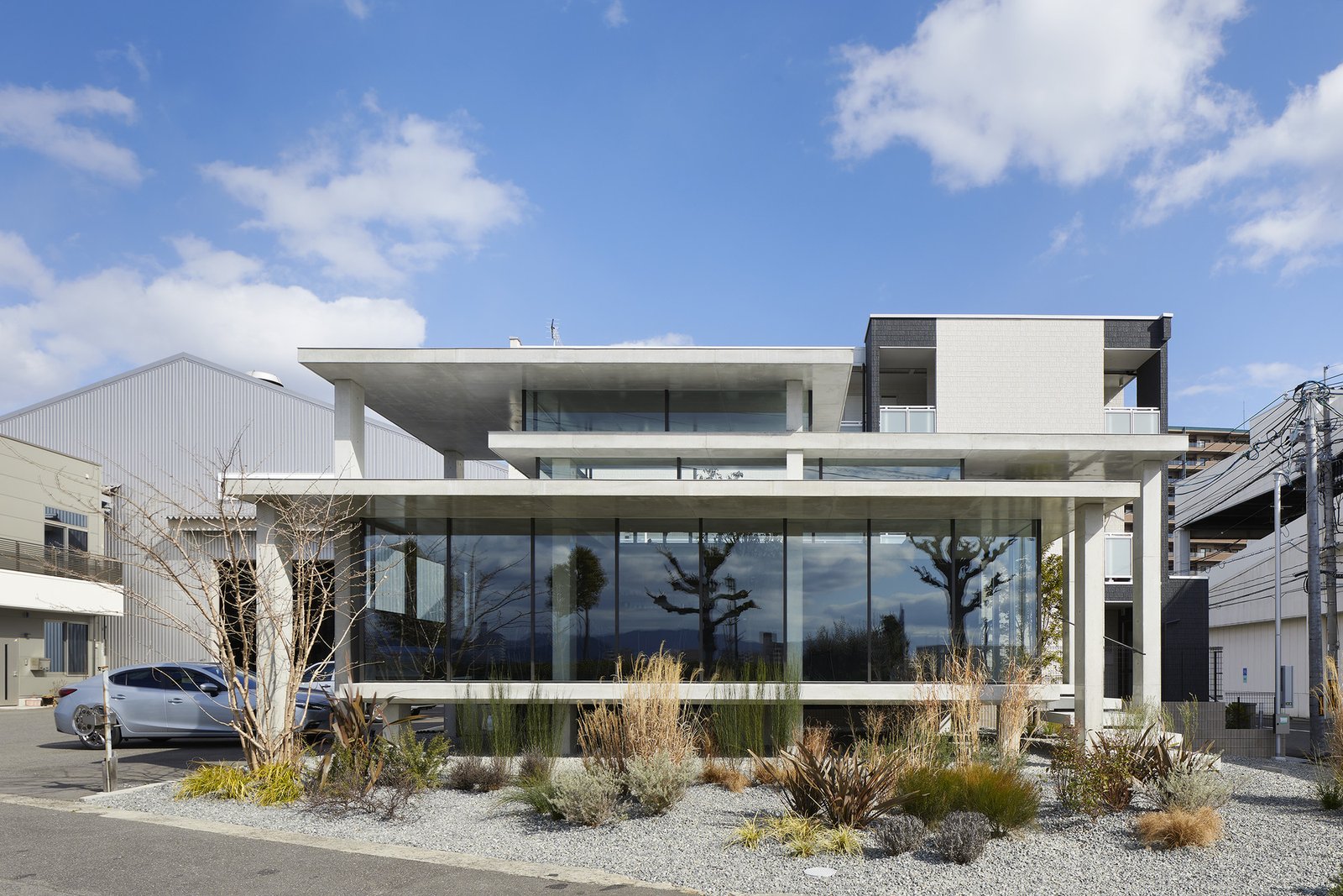 O Abraço do Mar e da Terra: Um Refúgio em Concreto