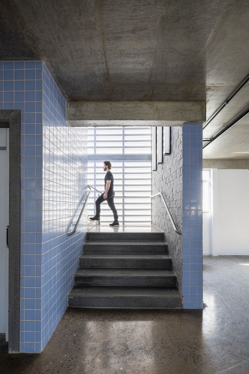 Colégio Alumnus / BIRI + Estúdio Pedro Haruf + MOBIO Arquitetura - Fotografia de Interiores, Escada