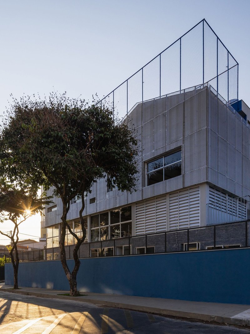 Colégio Alumnus / BIRI + Estúdio Pedro Haruf + MOBIO Arquitetura - Fotografia de Exterior, Fachada