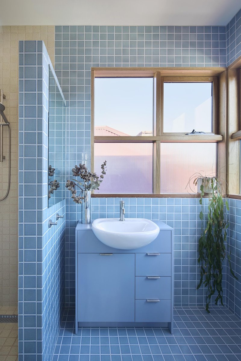 Uma Casa para Encontros / Sibling Architecture - Fotografia de Interiores, Banheiro, Vidro, Pia, Bacia Sanitária