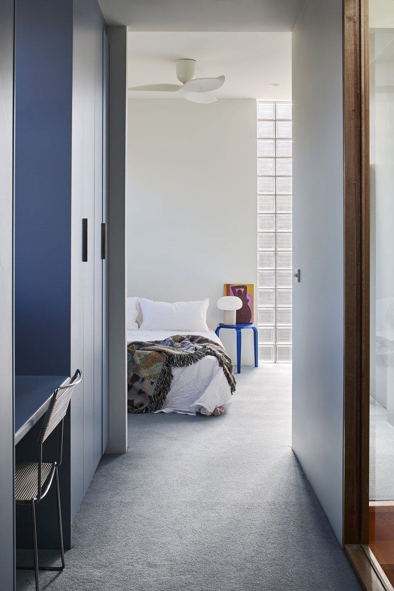 Uma Casa para Encontros / Sibling Architecture - Fotografia de Interiores, Madeira, Iluminação, Porta, Dormitório, Cama, Cadeira