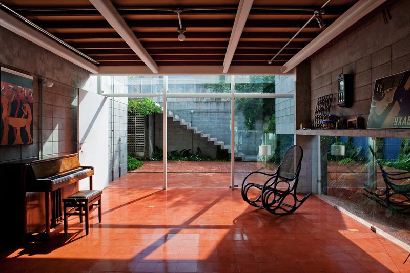 Urban Sanctuaries: Creating Peaceful Homes Amidst City Chaos - Image 2 of 18