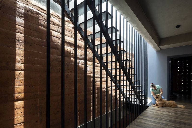 Urban Sanctuaries: Creating Peaceful Homes Amidst City Chaos - Image 8 of 18