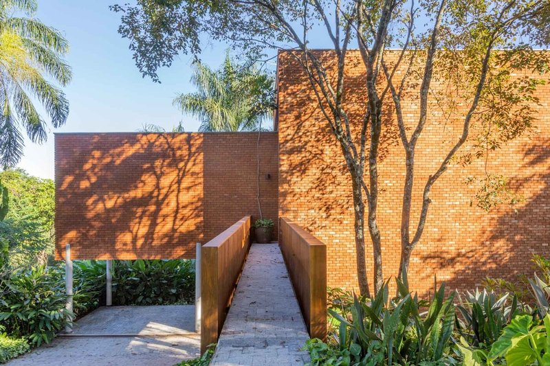 Urban Sanctuaries: Creating Peaceful Homes Amidst City Chaos - Image 11 of 18