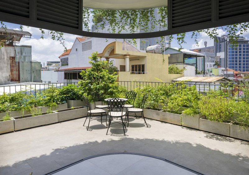 Urban Sanctuaries: Creating Peaceful Homes Amidst City Chaos - Image 12 of 18