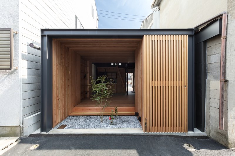 Urban Sanctuaries: Creating Peaceful Homes Amidst City Chaos - Image 16 of 18