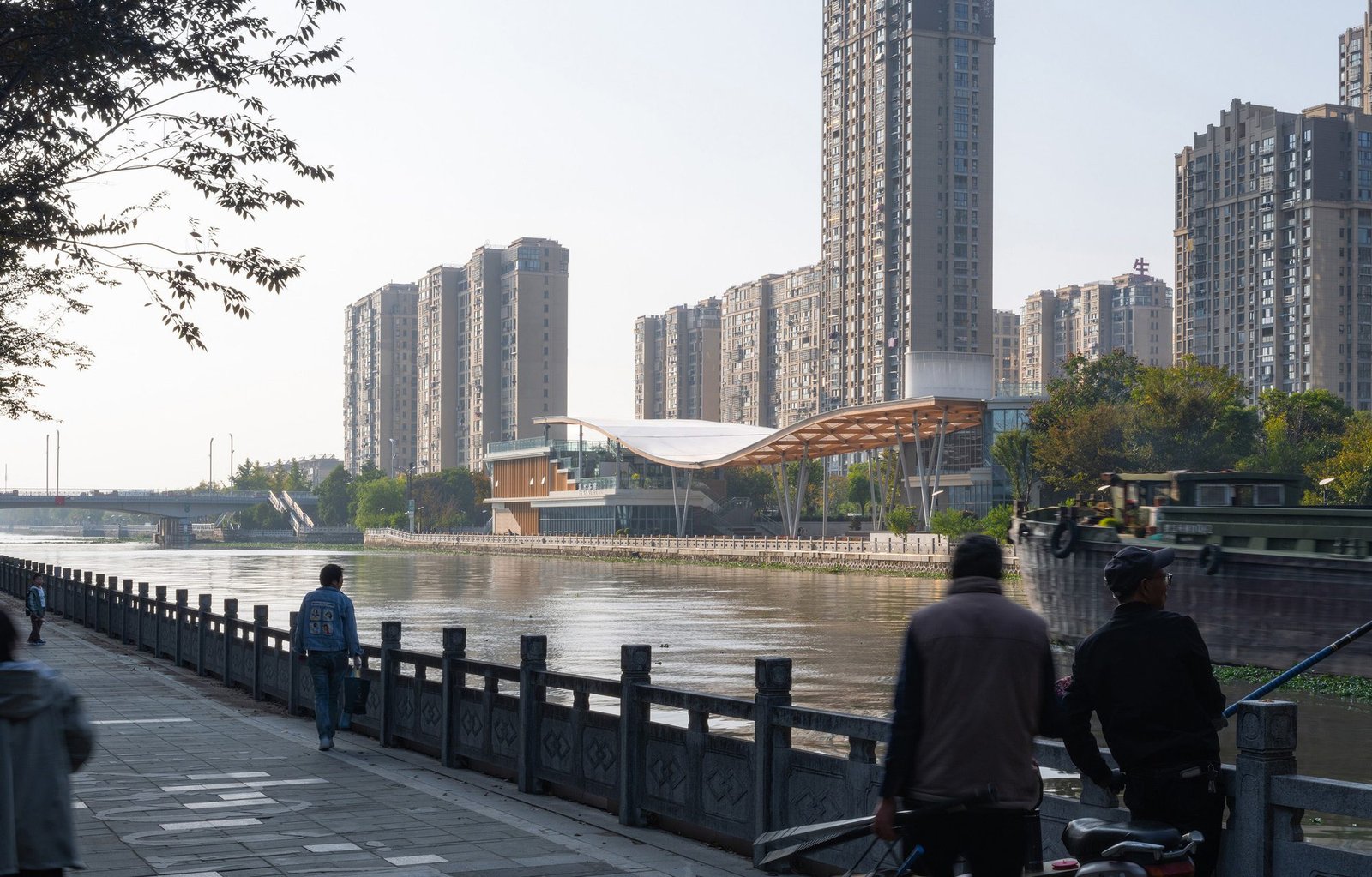 Sob o Manto do Tempo: Poesia Concreta à Beira do Canal